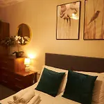 Deluxe And Cozy Two Bedroom With 1 Bathroom And Open Balcony