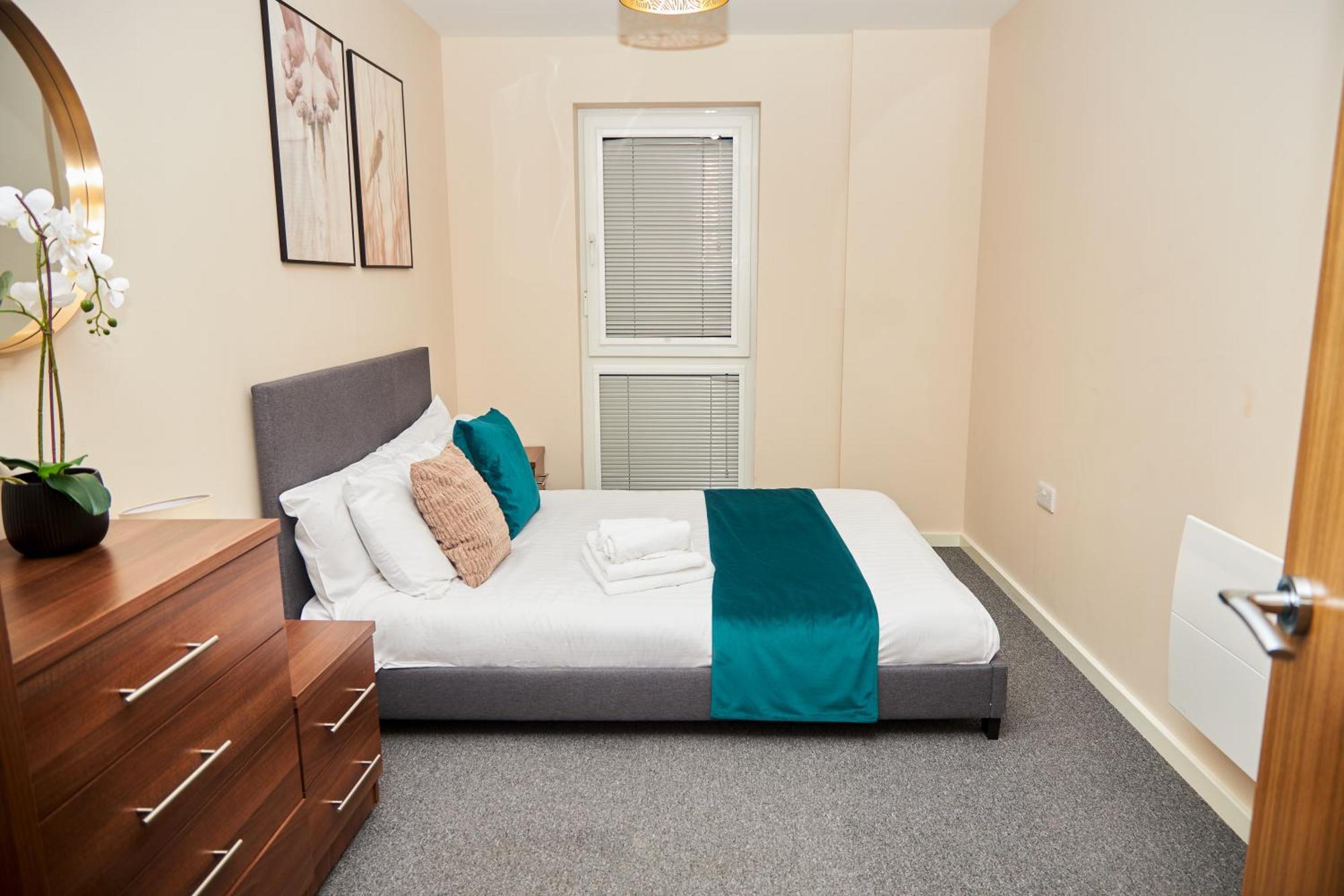 Deluxe And Cozy Two Bedroom With 1 Bathroom And Open Balcony *