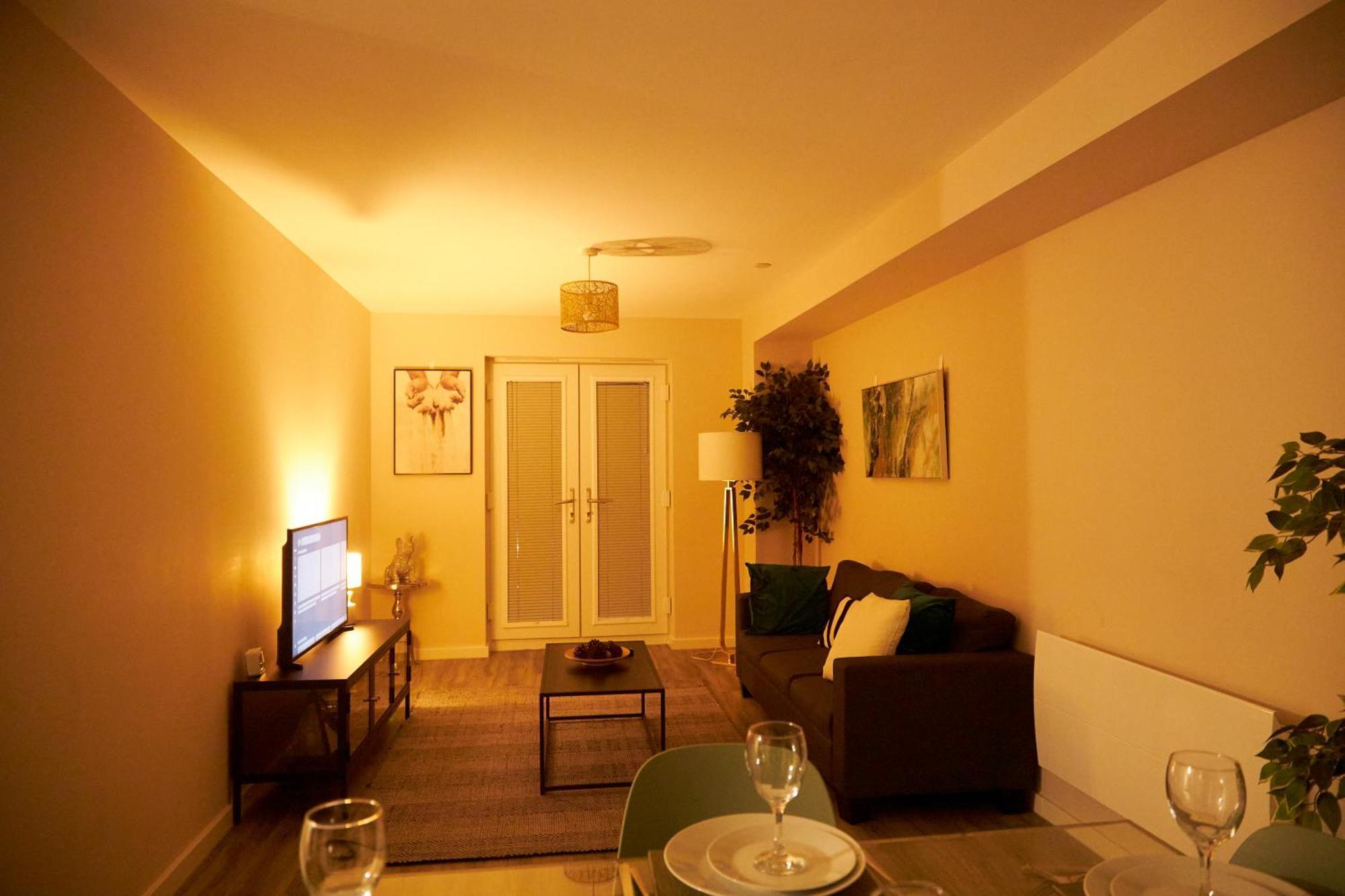 Deluxe And Cozy Two Bedroom With 1 Bathroom And Open Balcony * Manchester